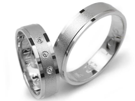 Przejdź do produktu Obrączki ślubne z białego złota płaskie z cyrkoniami 5mm Lux L045
