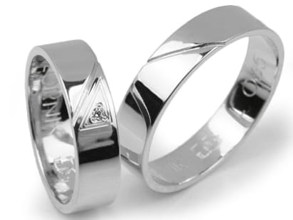 Przejdź do produktu Obrączki ślubne z białego złota płaskie z cyrkonią 5mm Lux L065