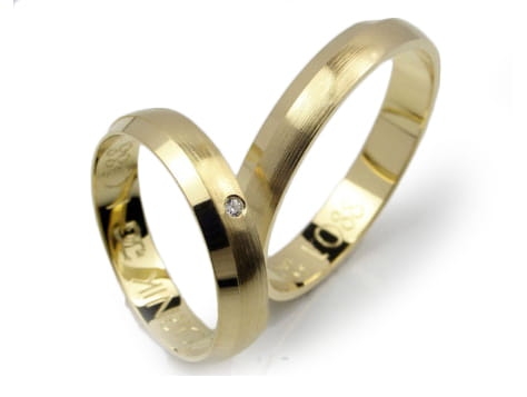 Obrączki ślubne z żółtego złota półokrągłe z cyrkonią 4mm Lovely L088