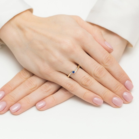 Przejdź do produktu Pierścionek zaręczynowy z żółtego złota z szafirem i diamentami 0,04ct Fire Of Love