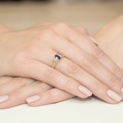 Pierścionek zaręczynowy z żółtego złota z szafirem i diamentami 0,05ct Fire Of Love