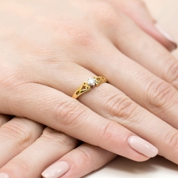 Pierścionek zaręczynowy z żółtego złota z diamentem 0,10ct Fire Of Love