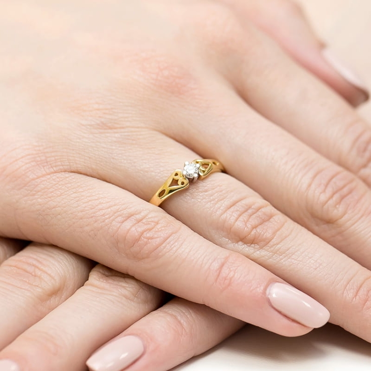 Pierścionek zaręczynowy z żółtego złota z diamentem 0,10ct Fire Of Love