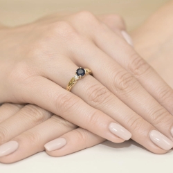 Pierścionek zaręczynowy z żółtego złota z szafirem i diamentami 0,02ct Fire Of Love