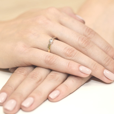 Przejdź do produktu Pierścionek zaręczynowy z żółtego złota z diamentem 0,05ct Fire Of Love