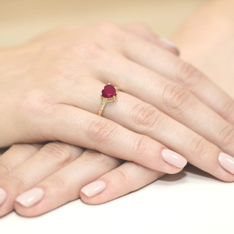 Pierścionek zaręczynowy z żółtego złota z rubinem i brylantami 0,04ct Fire Of Love