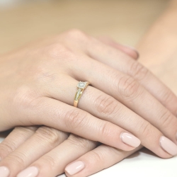 Pierścionek zaręczynowy z żółtego złota z diamentami 0,13ct Fire Of Love
