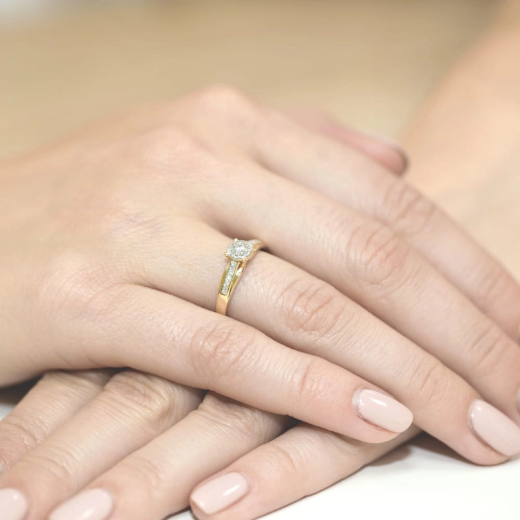 Pierścionek zaręczynowy z żółtego złota z diamentami 0,13ct Fire Of Love