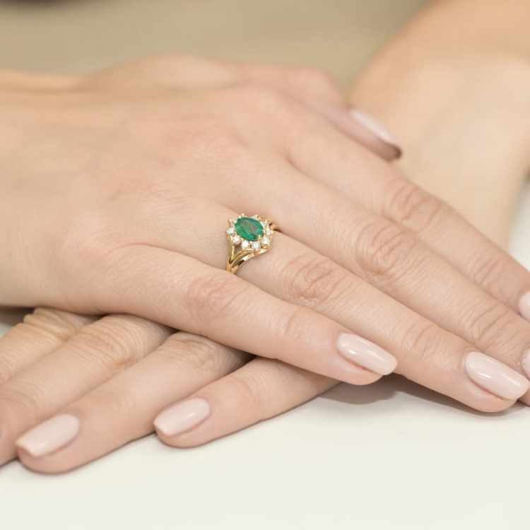 Pierścionek zaręczynowy z żółtego złota z szmaragdem i diamentami 0,30ct Fire Of Love