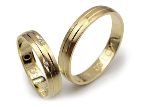 Obrączki ślubne z żółtego złota 333 półokrągłe z cyrkoniami 4mm Lovely L090-333