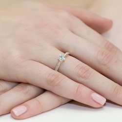 Pierścionek zaręczynowy z żółtego złota z topazem i diamentami 0,03ct Fire Of Love