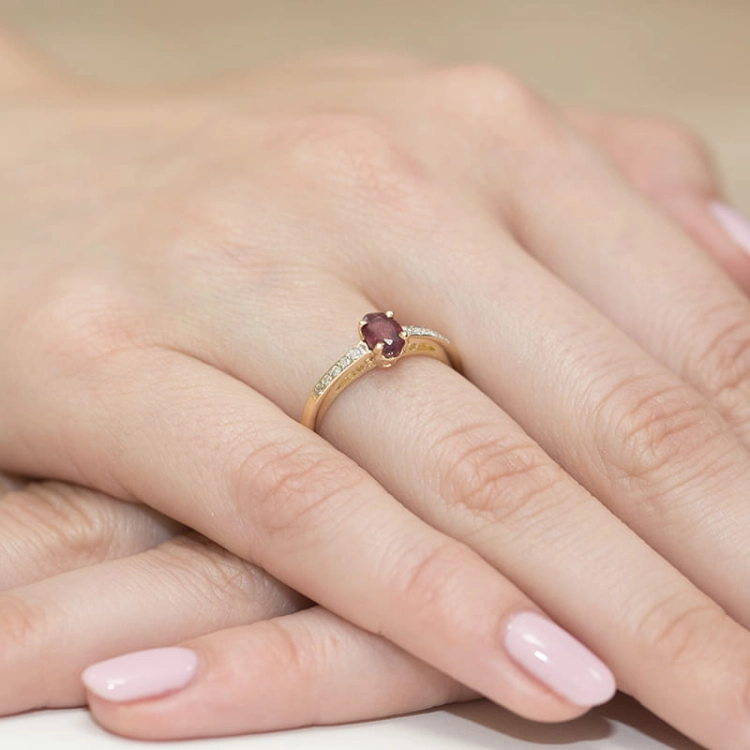 Pierścionek zaręczynowy z żółtego złota z rubinem i diamentami 0,05ct Fire Of Love