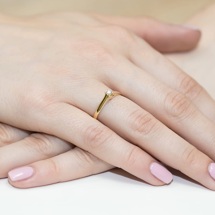 Pierścionek zaręczynowy z żółtego złota z diamentem 0,10ct Fire Of Love