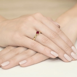 Pierścionek zaręczynowy z żółtego złota z rubinem i diamentami 0,01ct Fire Of Love