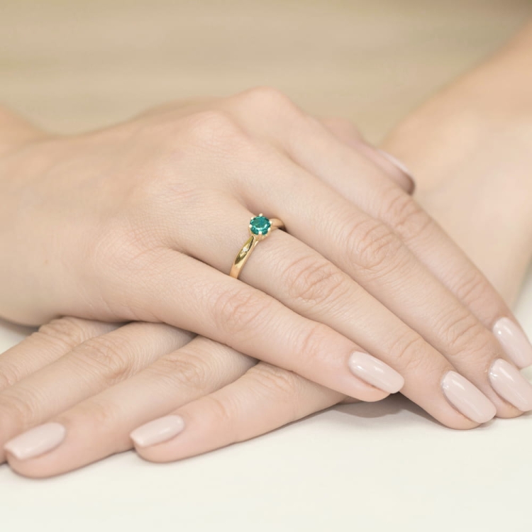Pierścionek zaręczynowy z żółtego złota z szmaragdem i diamentami 0,01ct Fire Of Love