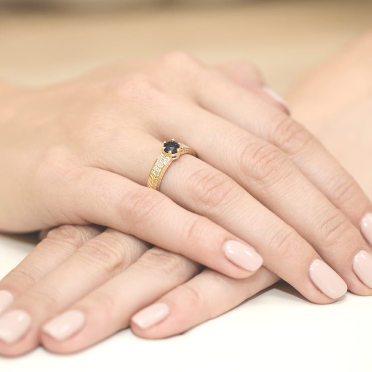 Pierścionek zaręczynowy z żółtego złota z szafirem i diamentami 0,08ct Fire Of Love