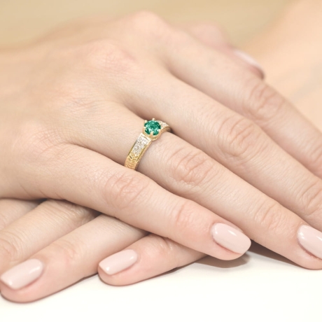 Przejdź do produktu Pierścionek zaręczynowy z żółtego złota z szmaragdem i diamentami 0,08ct Fire Of Love