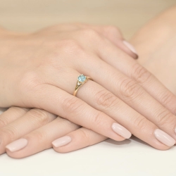 Pierścionek zaręczynowy z żółtego złota z topazem i diamentami 0,03ct Fire Of Love