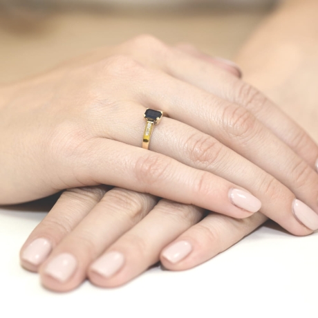 Przejdź do produktu Pierścionek zaręczynowy z żółtego złota z szafirem i diamentami 0,04ct Fire Of Love 