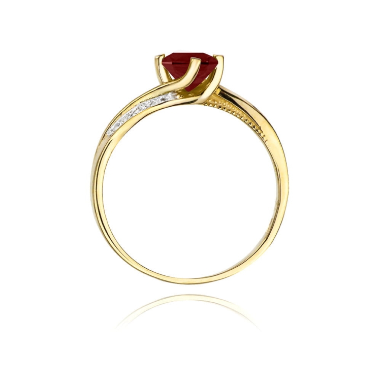 Pierścionek zaręczynowy z żółtego złota z rubinem i diamentami 0,05ct Fire Of Love