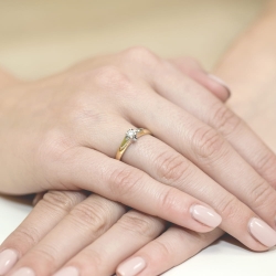 Pierścionek zaręczynowy z żółtego złota z diamentem 0,10ct Fire Of Love