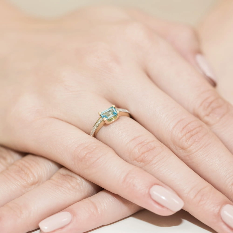 Pierścionek zaręczynowy z żółtego złota z topazem i diamentami 0,03ct Fire Of Love