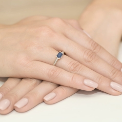 Pierścionek zaręczynowy z żółtego złota z szafirem i diamentami 0,03ct Fire Of Love