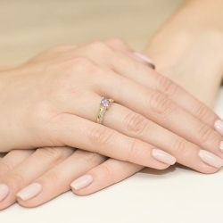 Pierścionek zaręczynowy z żółtego złota z ametystem i diamentami 0,03ct Fire Of Love