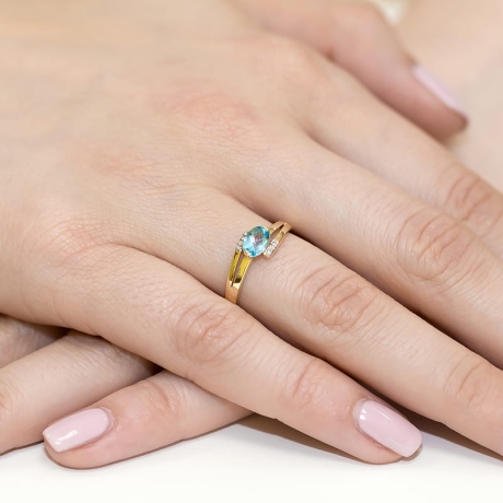 Przejdź do produktu Pierścionek zaręczynowy z żółtego złota z topazem i diamentami 0,05ct Fire Of Love 