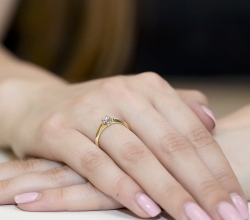 Pierścionek zaręczynowy z żółtego złota z diamentem 0,10ct Fire Of Love