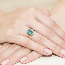 Pierścionek zaręczynowy z żółtego złota z topazem i diamentami 0,04ct Fire Of Love