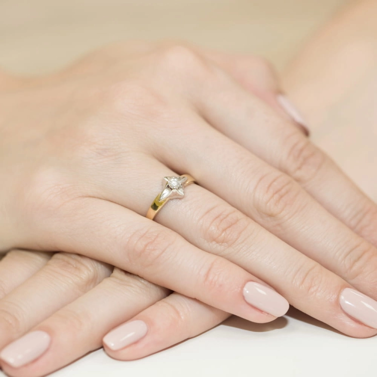 Pierścionek zaręczynowy z żółtego złota z diamentem 0,12ct Fire Of Love