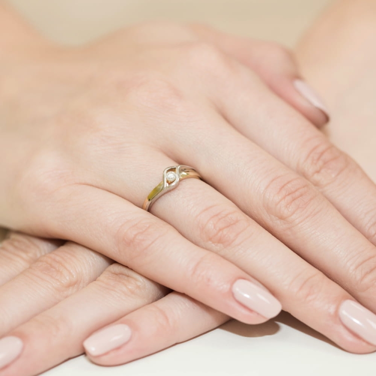Pierścionek zaręczynowy z żółtego złota z diamentem 0,04ct Fire Of Love
