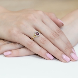 Pierścionek zaręczynowy z żółtego złota z rubinem i diamentami 0,12ct Fire Of Love