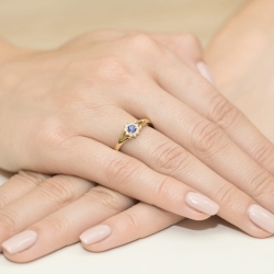 Pierścionek zaręczynowy z żółtego złota z tanzanitem i diamentami 0,09ct Fire Of Love