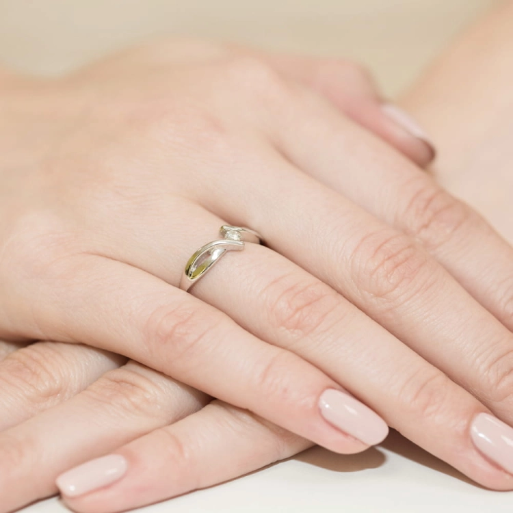 Pierścionek zaręczynowy z żółtego złota z diamentem 0,10ct Fire Of Love