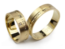 Obrączki ślubne z żółtego złota 333 płaskie z cyrkonią 6mm grecki wzór Lovely L129-333