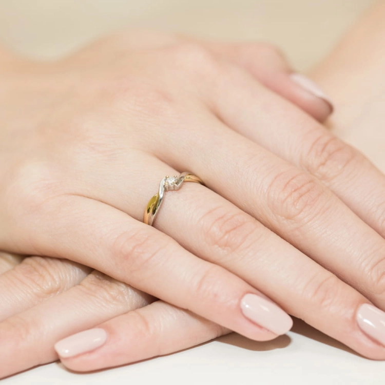 Pierścionek zaręczynowy z żółtego złota z diamentem 0,08ct Fire Of Love