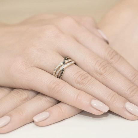 Przejdź do produktu Pierścionek zaręczynowy z żółtego złota z czarnymi i białymi diamentami 0,18ct Fire Of Love