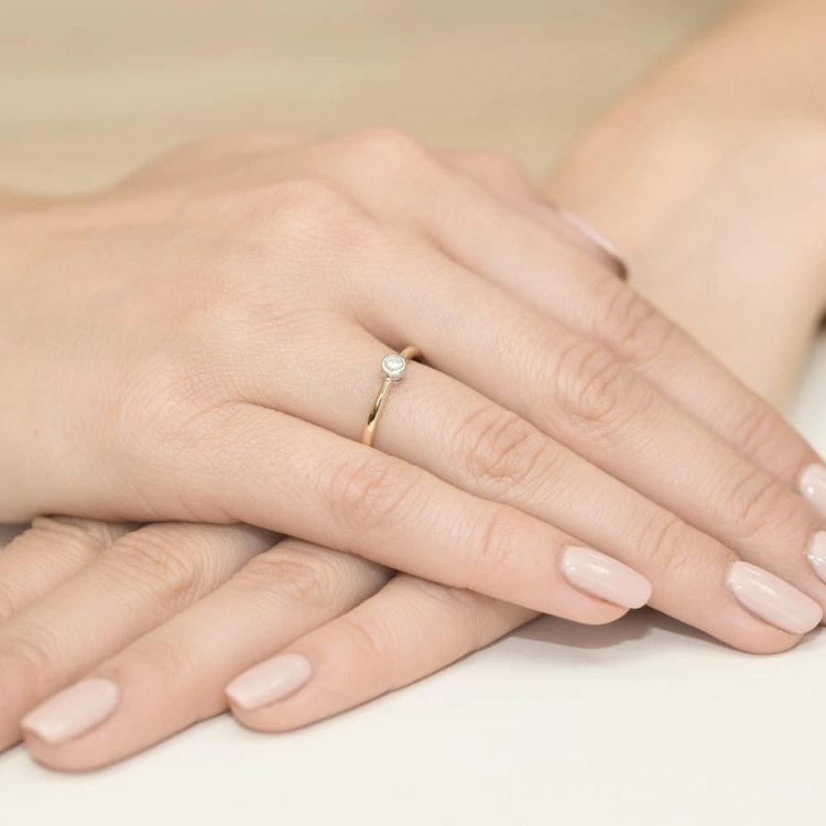 Pierścionek zaręczynowy z żółtego złota z diamentem 0,08ct Fire Of Love