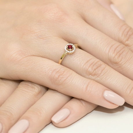 Przejdź do produktu Pierścionek zaręczynowy z żółtego złota z rubinem i diamentami 0,08ct Fire Of Love