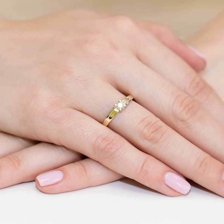 Pierścionek zaręczynowy z żółtego złota z diamentem 0,12ct Fire Of Love