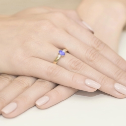 Pierścionek zaręczynowy z żółtego złota z tanzanitem i diamentami 0,08ct Fire Of Love