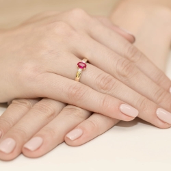 Pierścionek zaręczynowy z żółtego złota z rubinem i diamentami 0,08ct Fire Of Love