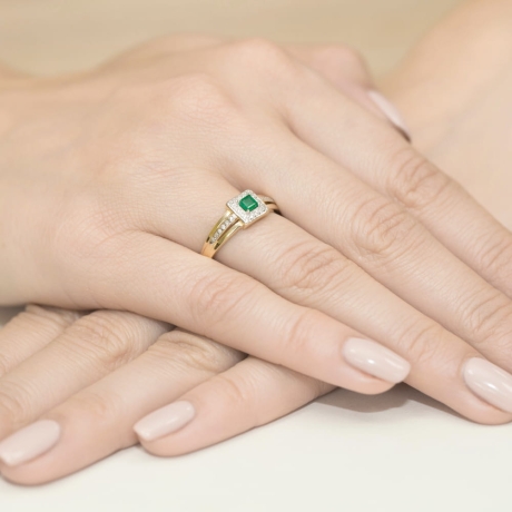 Przejdź do produktu Pierścionek zaręczynowy z żółtego złota z szmaragdem i diamentami 0,14ct Fire Of Love