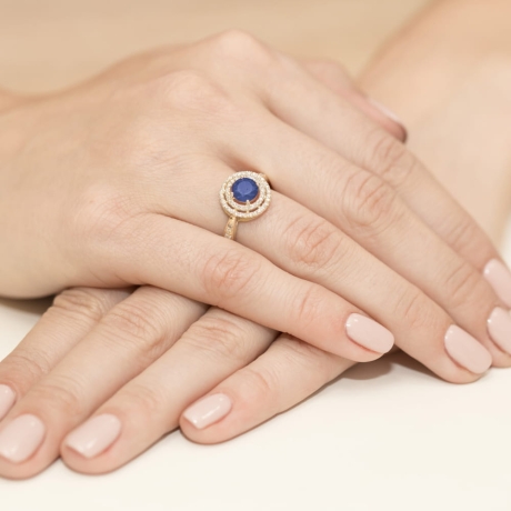 Przejdź do produktu Pierścionek zaręczynowy z żółtego złota z szafirem i diamentami 0,38ct Fire Of Love 