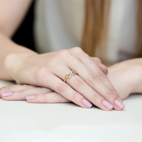 Przejdź do produktu Pierścionek zaręczynowy z żółtego złota z diamentami 0,04ct Fire Of Love