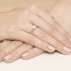 Pierścionek zaręczynowy z żółtego złota z diamentem 0,15ct Fire Of Love