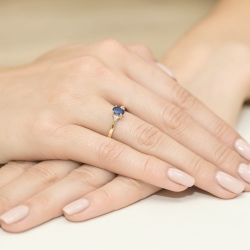 Pierścionek zaręczynowy z żółtego złota z szafirem i diamentami 0,05ct Fire Of Love