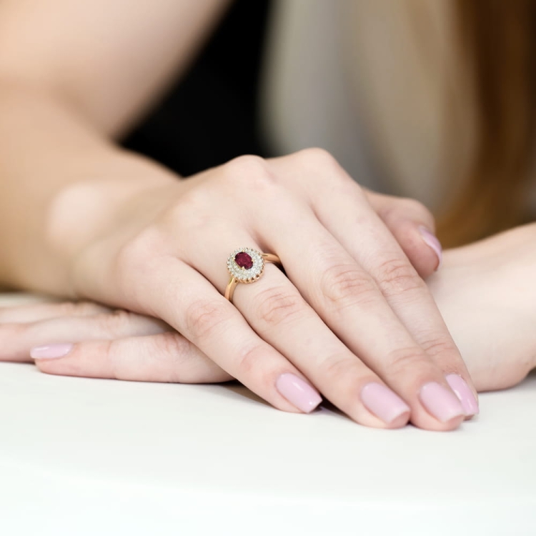 Pierścionek zaręczynowy z żółtego złota z rubinem i diamentami 0,19ct Fire Of Love